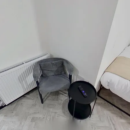 Stylish Modern Near Mediacityuk & Centre - Free Parking - Sleeps 2 Enjoy דירה
