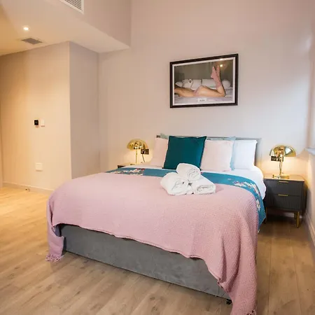 Spacious 3-bed Retreat - Modern & Super Appartement