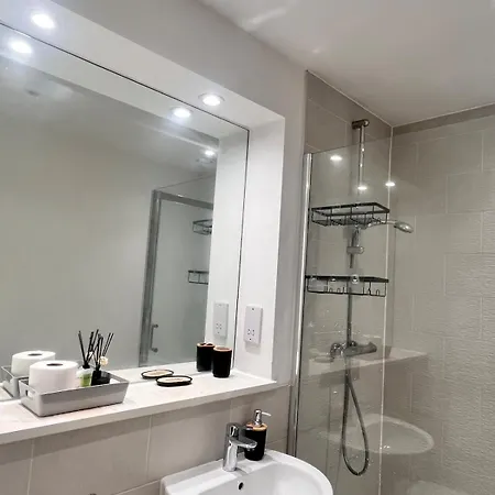 Elegant Trafford 2-bedroom Flat