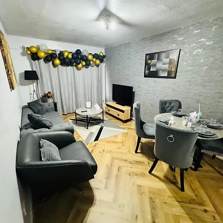 Luxury 2-bed Apartment,office With Built-in Tv King Bed, Private Entrance And Free Parking * Manchester