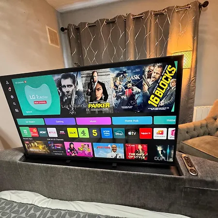 Luxury 2-bed Apartment,office With Built-in Tv King Bed, Private Entrance And Free Parking *