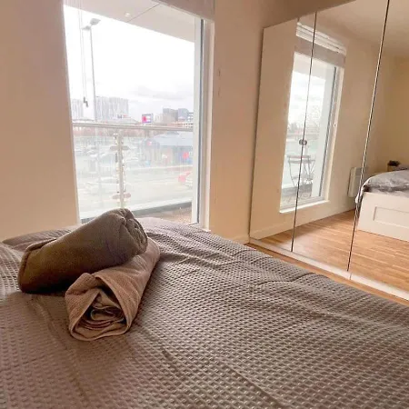 Modern 2-bed Living With Private Balcony Apartmán *