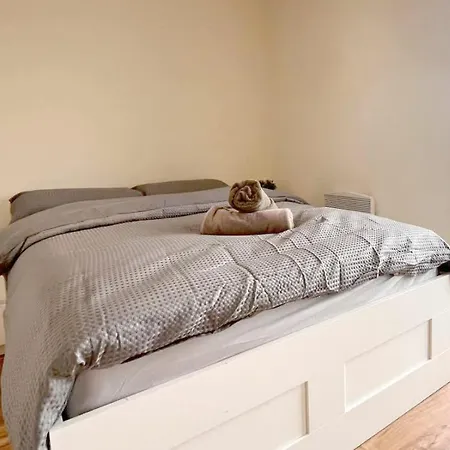 Modern 2-bed Living With Private Balcony *