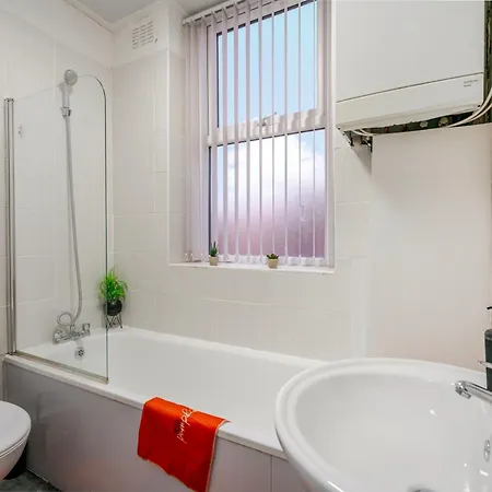 Contractor Friendly, Free Parking Fast Wifi * Manchester