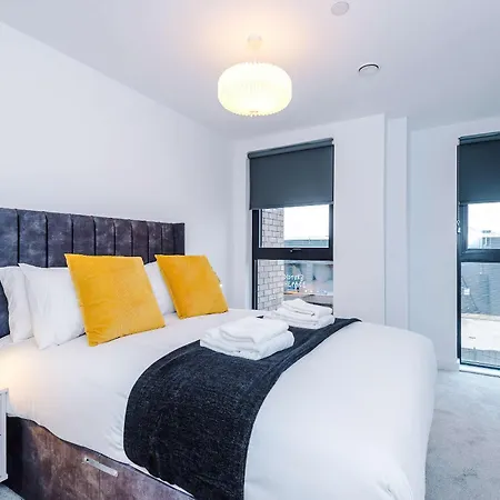 Modern 2br 2ba W Secure Parking Apartment Manchester