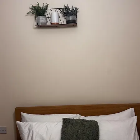 Daire Cosy 2-bed Modern With Balcony