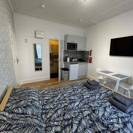 Goulden 1 * Manchester