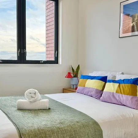 3 Bedroom Penthouse Roof Garden Parking Canal *