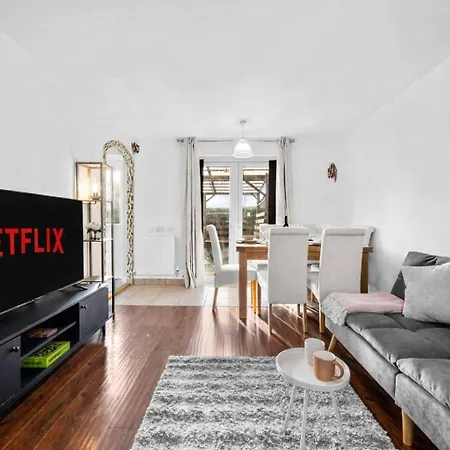 Stylish 3br - Sleeps 7 - 15 Min To Centre, Parking Garden & Fast Wi-fi Appartamento *