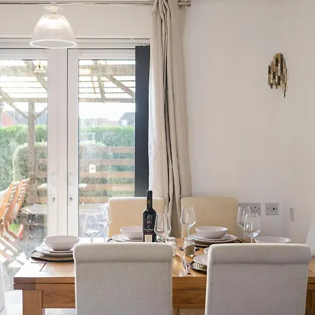 Stylish 3br - Sleeps 7 - 15 Min To Centre, Parking Garden & Fast Wi-fi * Manchester