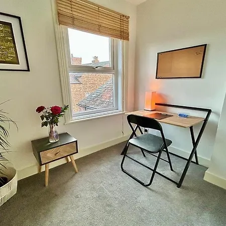 Modern 2-bed For Work Daire