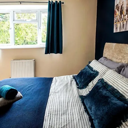 Apartment Stylish In Salford With Free Parking