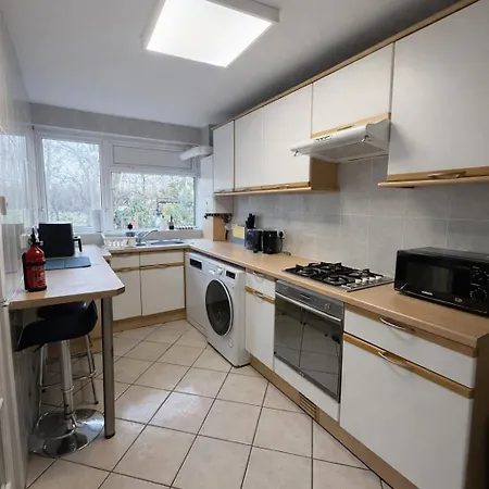 Cosy 2-bed Flat In The Heart Of Prestwich Village