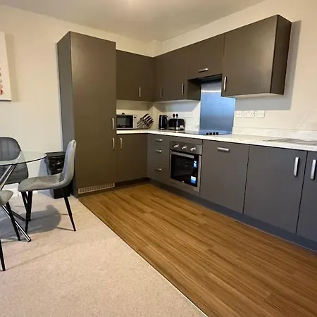 Lux Livin' - Luxury 5 Bed Centre