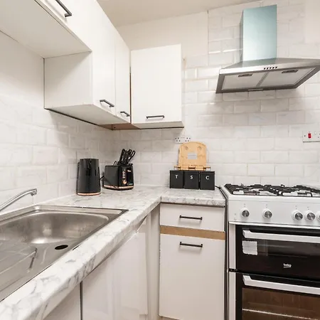 4 Mins From Stadium - Sleeps 7 - Near - Driveway Parking * 맨체스터