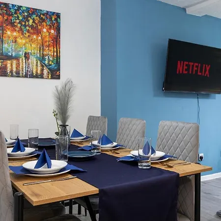 2 Bed Flat Centre - Sleeps 8 - Free Parking - Contractors & Long Offer - Wi-fi & Netflix - Workspace & Coffee Apartamento