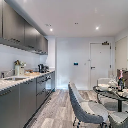 Apartamento View - 1 Minute To Transport Links - Sleeps 3