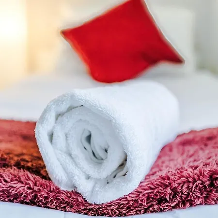 Stylish Home, Sleeps 7, Pool Table, Free Parking, Free Wi-fi, Full Kitchen, Perfect For Groups Manchester