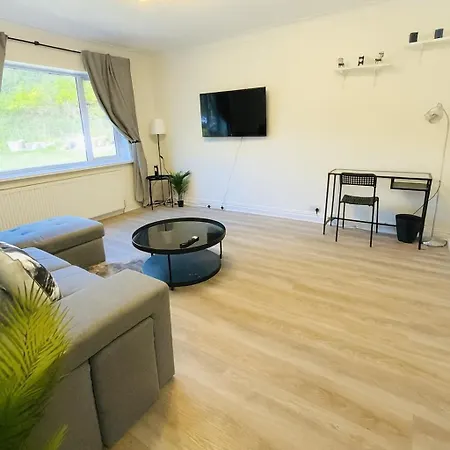 Newly Renovated 2-bedroom Apartment *