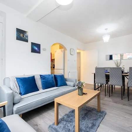 - Stylish Apartment, Old Trafford, Centre, Etihad, Prime Location, Mediacity, Coop Live, Ao Arena, Salford Quays, Sleeps 8, Free Parking Манчестер