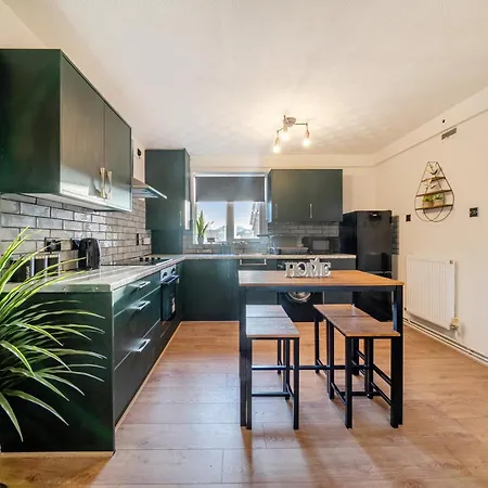 Stylish Urban Escape With Free Parking In