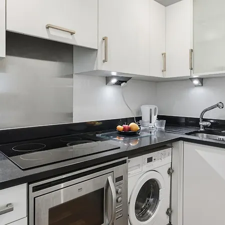 Centre 1b With Free Private Parking & Balcony *