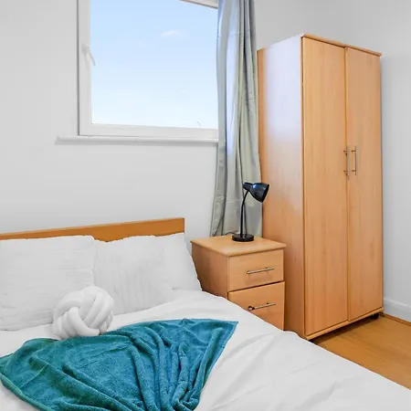 Center Base Spacious With Secure Parking Manchester