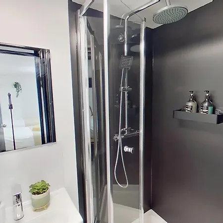 Apartament Stylish Modern Near Mediacityuk & Centre - Free Parking - Sleeps 2 Enjoy *