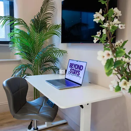 Spacious 3-bed Retreat - Modern & Super *