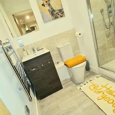 Luxury 2 Bed Apartment, Kingsize Beds, 2 Bathrooms *