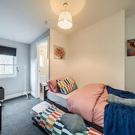 Six Bedroom Group Near Mediacityuk With Garden And Lockbox Check In