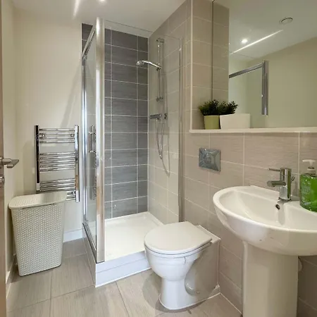 Modern 2-bed Living With Private Balcony * 맨체스터