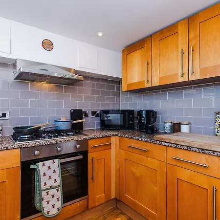 Modern 2br Flat For 4 Full Kitchen