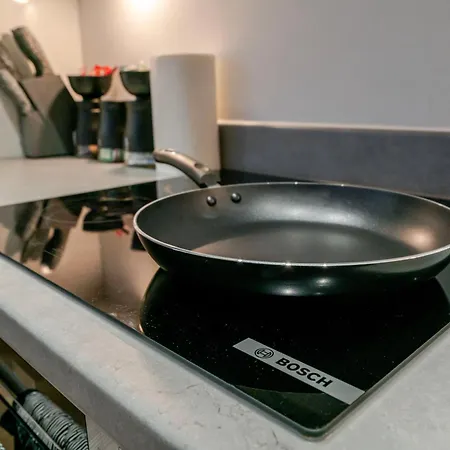 Modern 2-bed, 2-bath Near Old Trafford, Free Parking, Ideal For Contractors And Long *