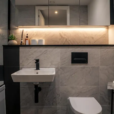 Equinox 5 Mins From Victoria Station 맨체스터