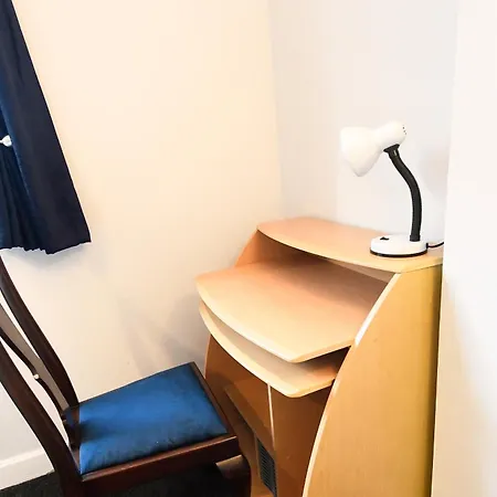 6 Person Near Airport And Centre With Free Parking Apartament