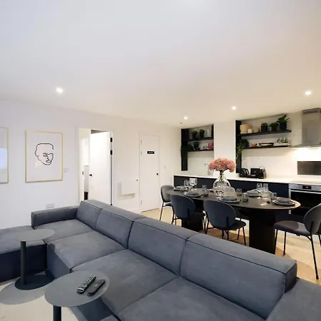 Juniper At The Heim * Manchester