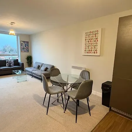 Lux Livin' - Luxury 5 Bed Centre