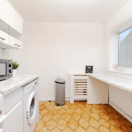 아파트 4 Mins From Stadium - Sleeps 7 - Near - Driveway Parking