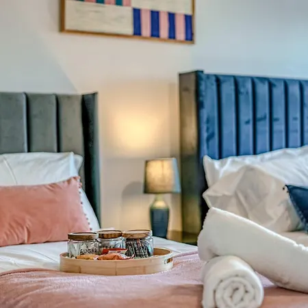 & Town Centre View - Free Parking - 1 Minute To Transport Links - Sleeps 5 * Manchester