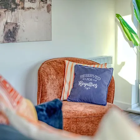 2-br Flat - & Town Centre View -1 Minute To Train & Tram Station - Sleeps 5 Appartement