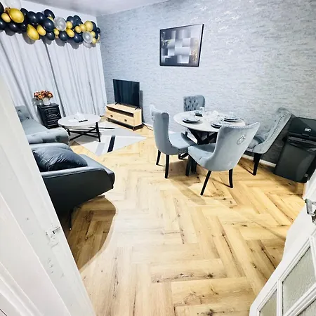 Luxury 2-bed Apartment,office With Built-in Tv King Bed, Private Entrance And Free Parking *