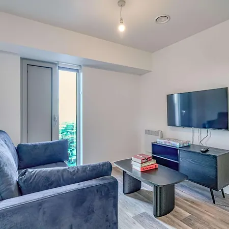 View - 1 Minute To Transport Links - Sleeps 3