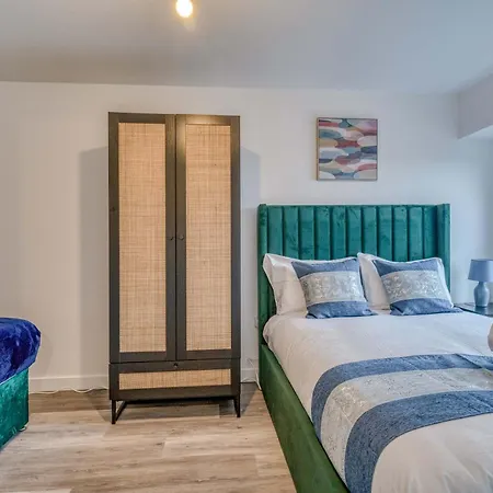 The Trafford Centre - City View - Close To Airport - Sleeps 6 * Manchester