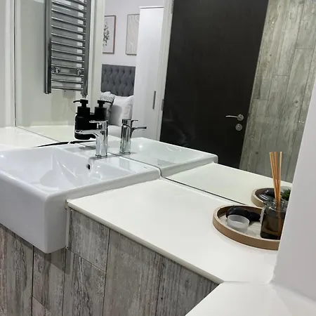 Balcony View Deluxe 2 Bed Ao Arena & Victoria Stn *