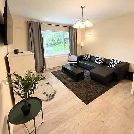 Spacious 2-bed Near Centre Apartment *