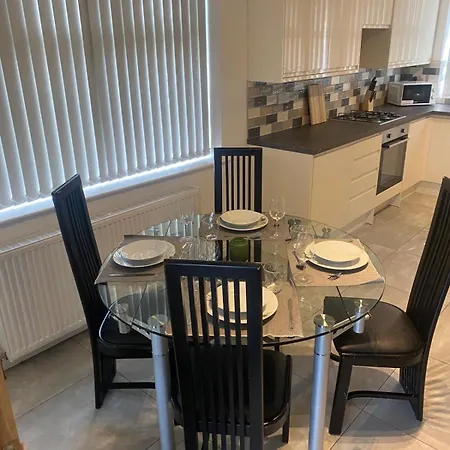 Spacious Apartment, Steps Away From Heaton Park Apartment *