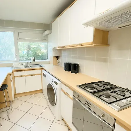 Cosy 2-bed Flat In The Heart Of Prestwich Village