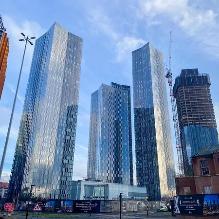 Apartman - Stylish Apartment, Old Trafford, Centre, Etihad, Prime Location, Mediacity, Coop Live, Ao Arena, Salford Quays, Sleeps 8, Free Parking