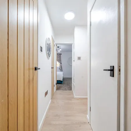 Apartment Stylish Urban Escape With Free Parking In